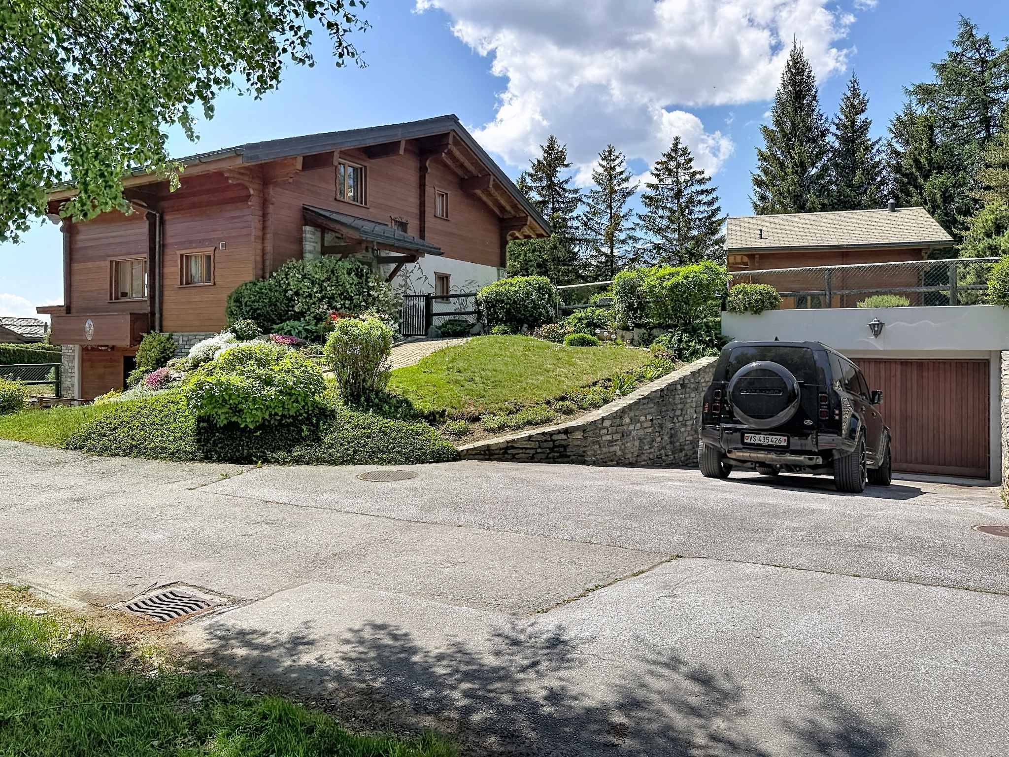 Domaine avec 2 chalets individuels reliés par les sous-sols