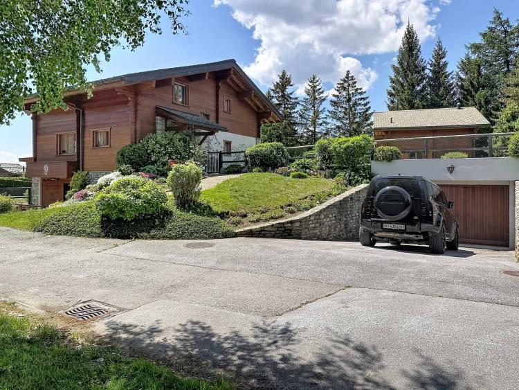 Domaine avec 2 chalets individuels reliés par les sous-sols