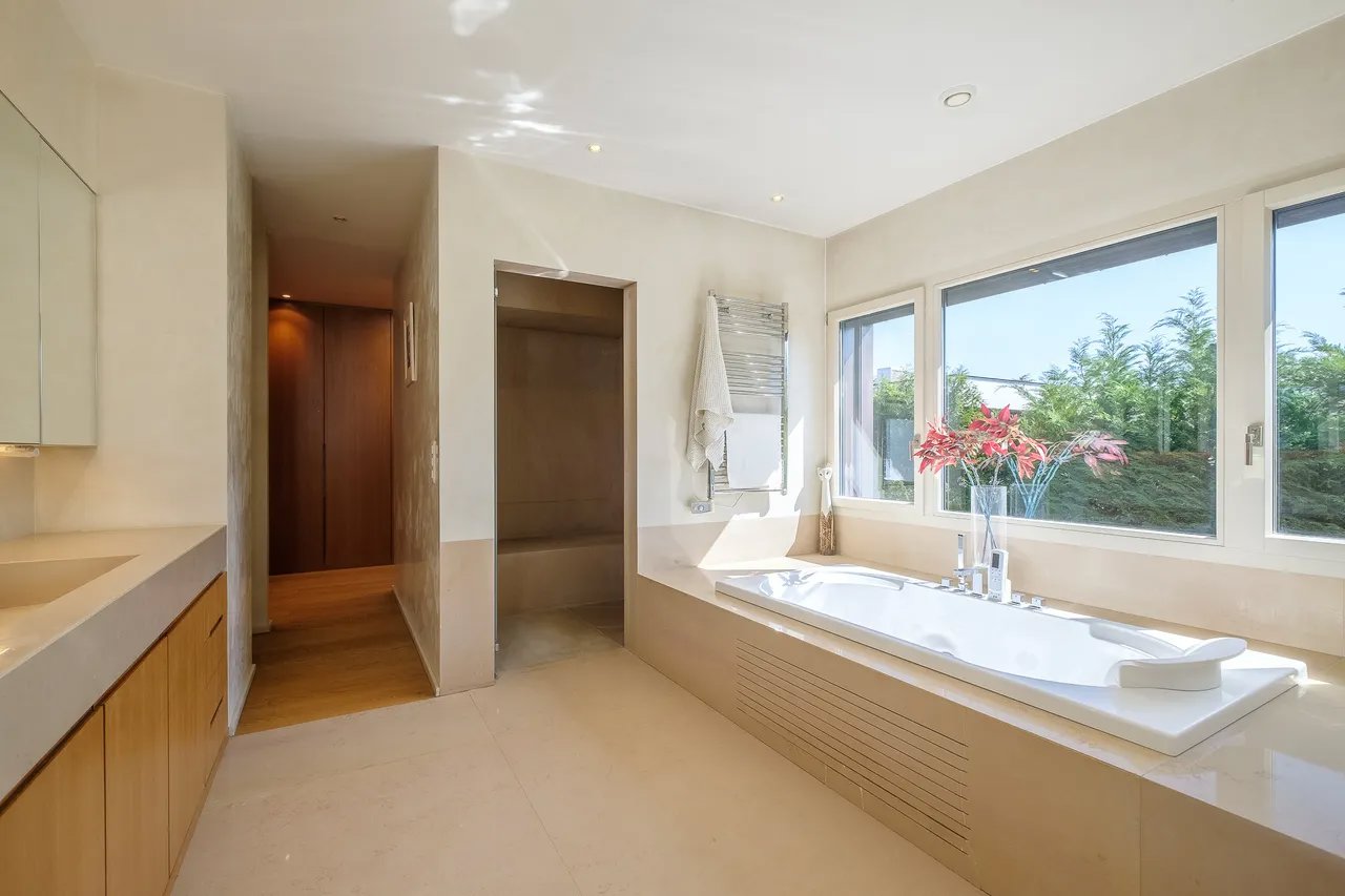 Propriété D'architecte Privée Et Sans Nuisances, Conches (Ge)