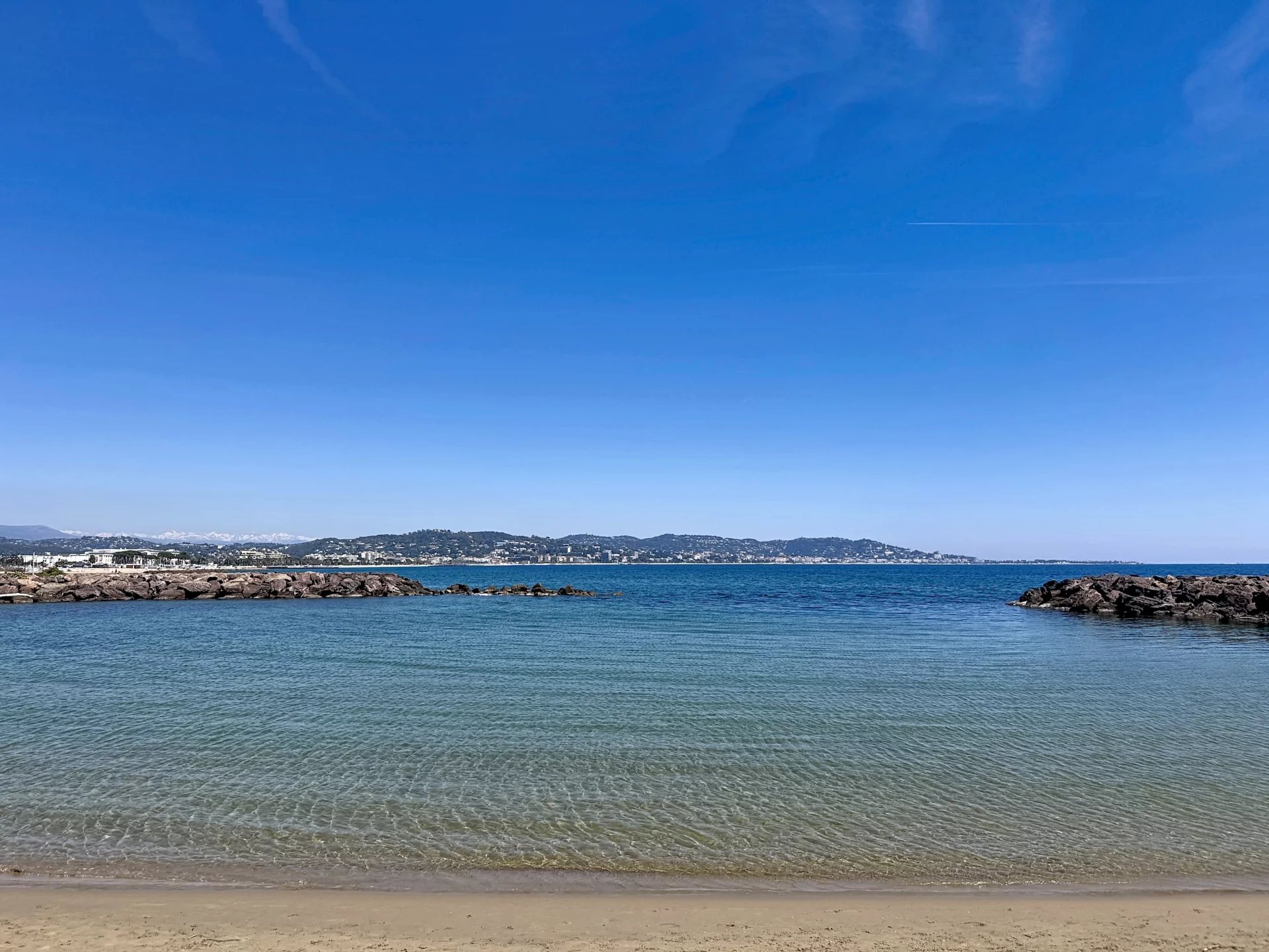 EXCLUSIVITÉ – GRAND STUDIO – À 20 MÈTRES DE LA PLAGE – CAVE & PARKING