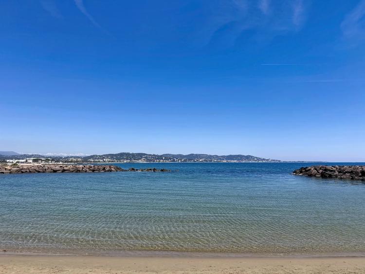 EXCLUSIVITÉ – GRAND STUDIO – À 20 MÈTRES DE LA PLAGE – CAVE & PARKING