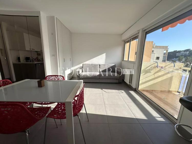 En exclusivité charmant studio finement rénové avec  balcon, vue mer latérale et possibilité garage