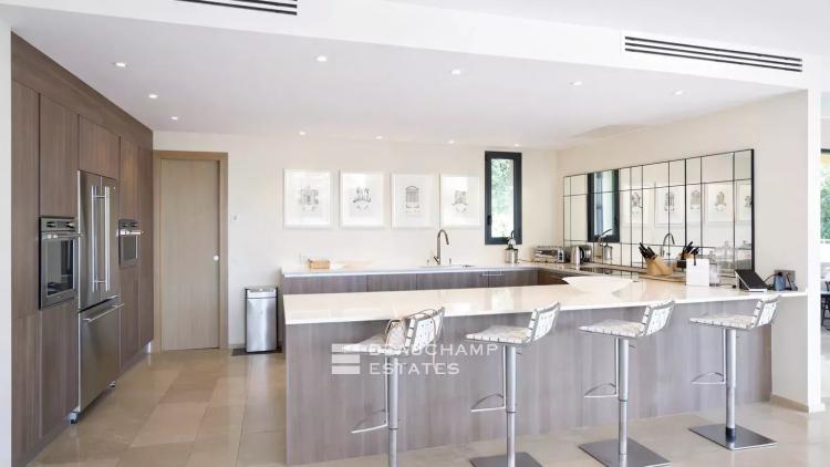 Villa contemporaine dans un domaine privé, à pieds du centre ville de Saint-Tropez et de la plage