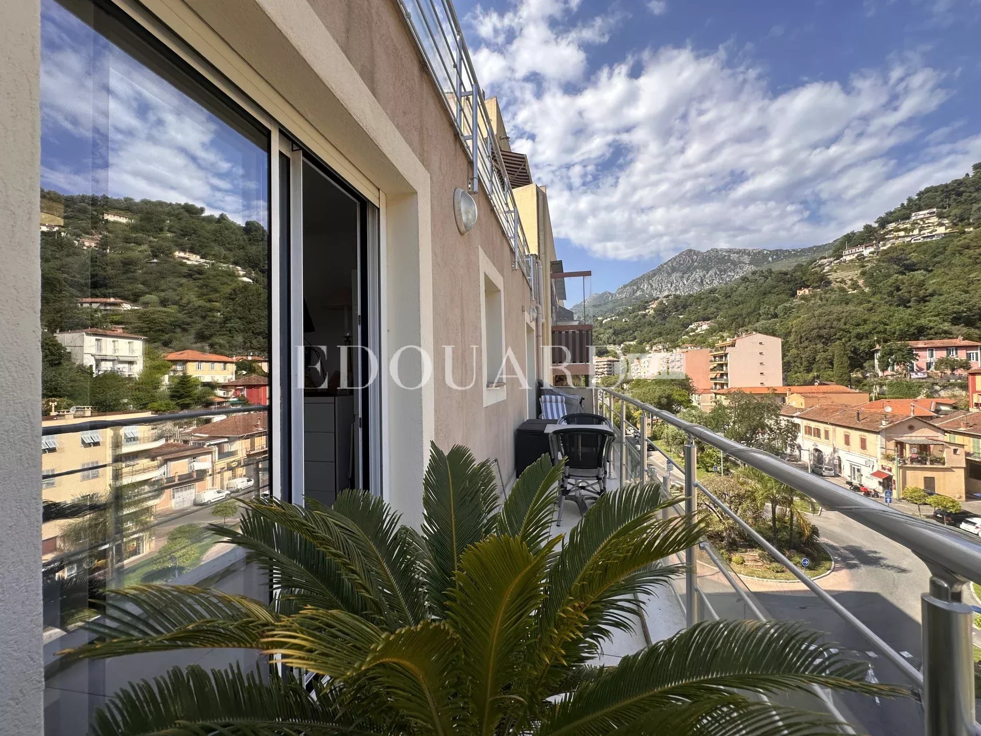 En exclusivité splendide quatre pièces avec terrasse et parking, sur l'entier avant dernier étage d’un immeuble récent