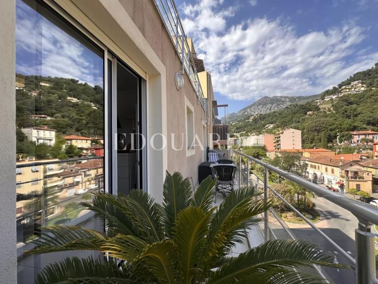 En exclusivité splendide quatre pièces avec terrasse et parking, sur l'entier avant dernier étage d’un immeuble récent