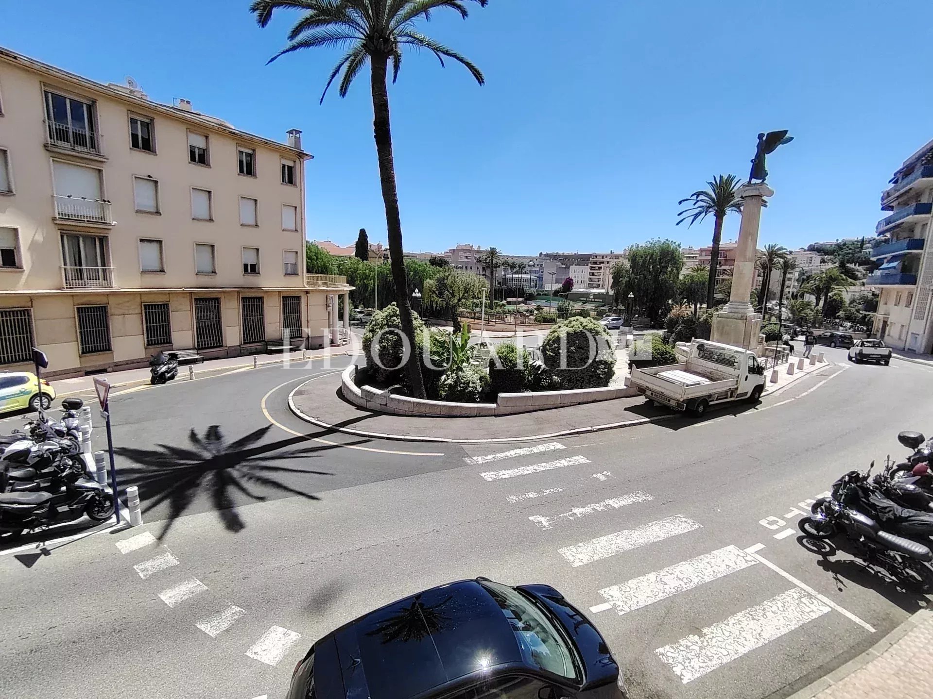 Spacieux deux pièces avec terrasse, au premier étage d’un bel immeuble dans le centre de Menton