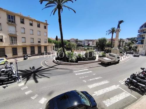 Spacieux deux pièces avec terrasse, au premier étage d’un bel immeuble dans le centre de Menton