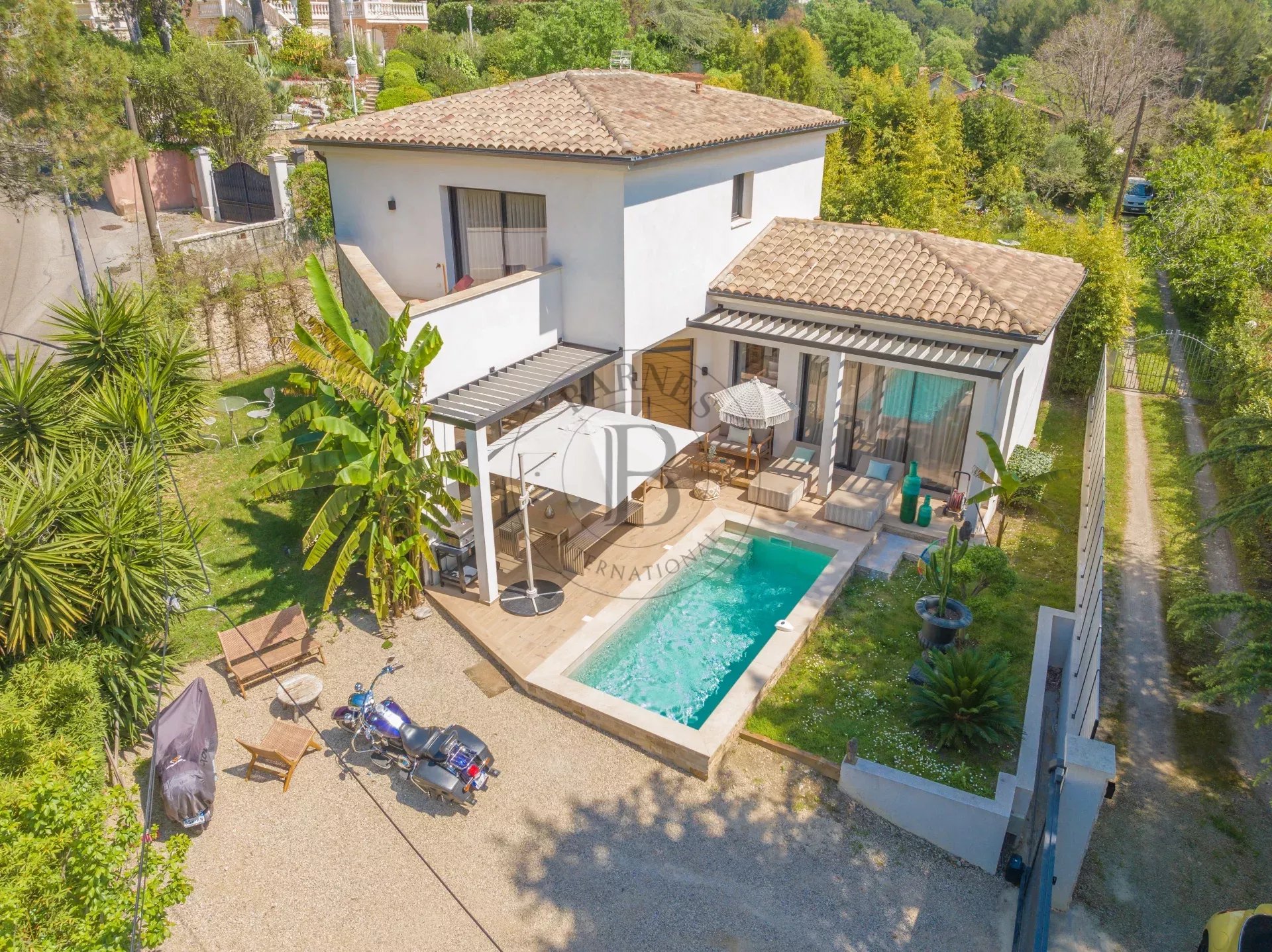 MOUGINS - VILLA NEUVE - AU PIED DU VILLAGE