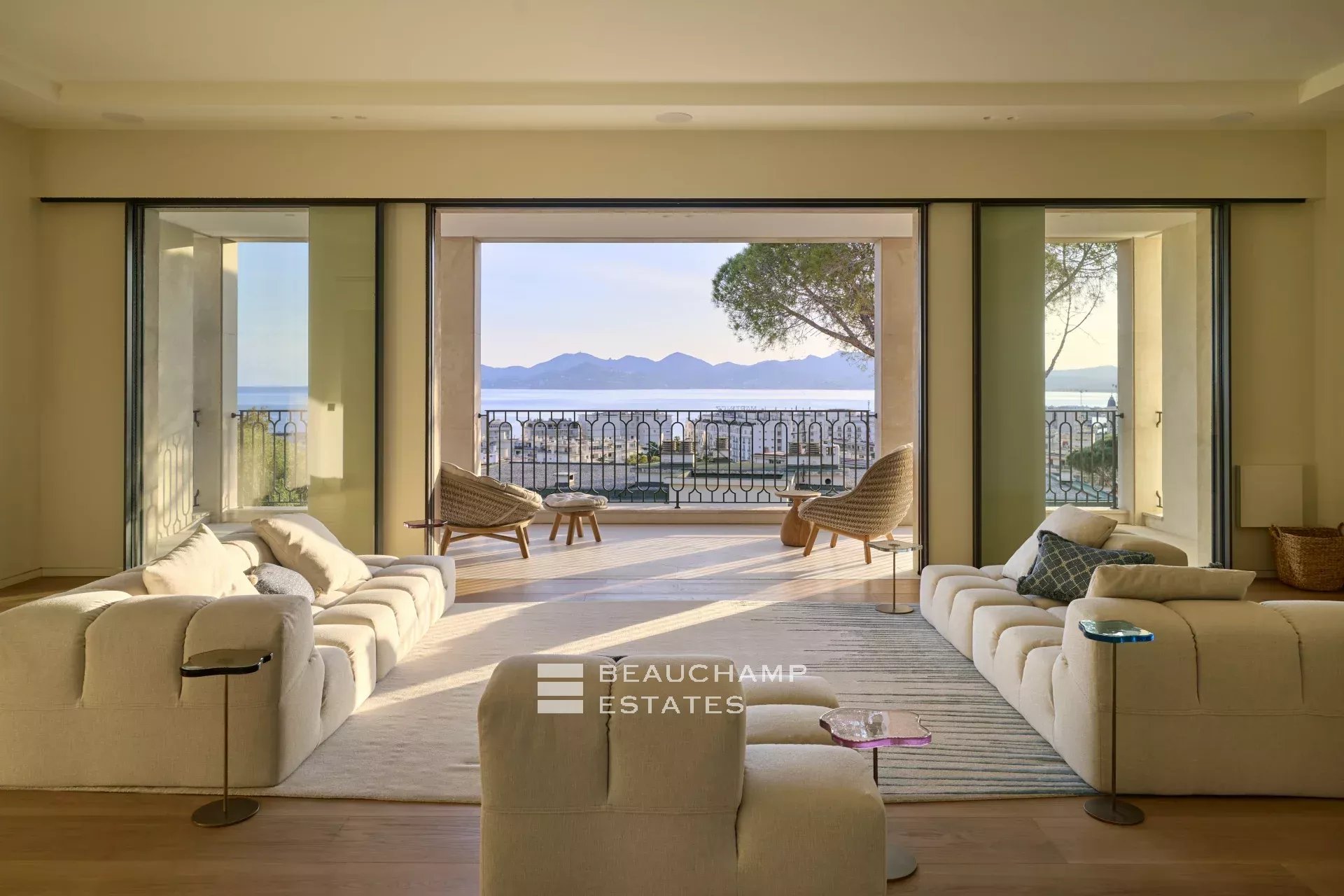 EXCLUSIVITE  - Villa néo provençale rénovée avec vue mer panoramique - Cannes