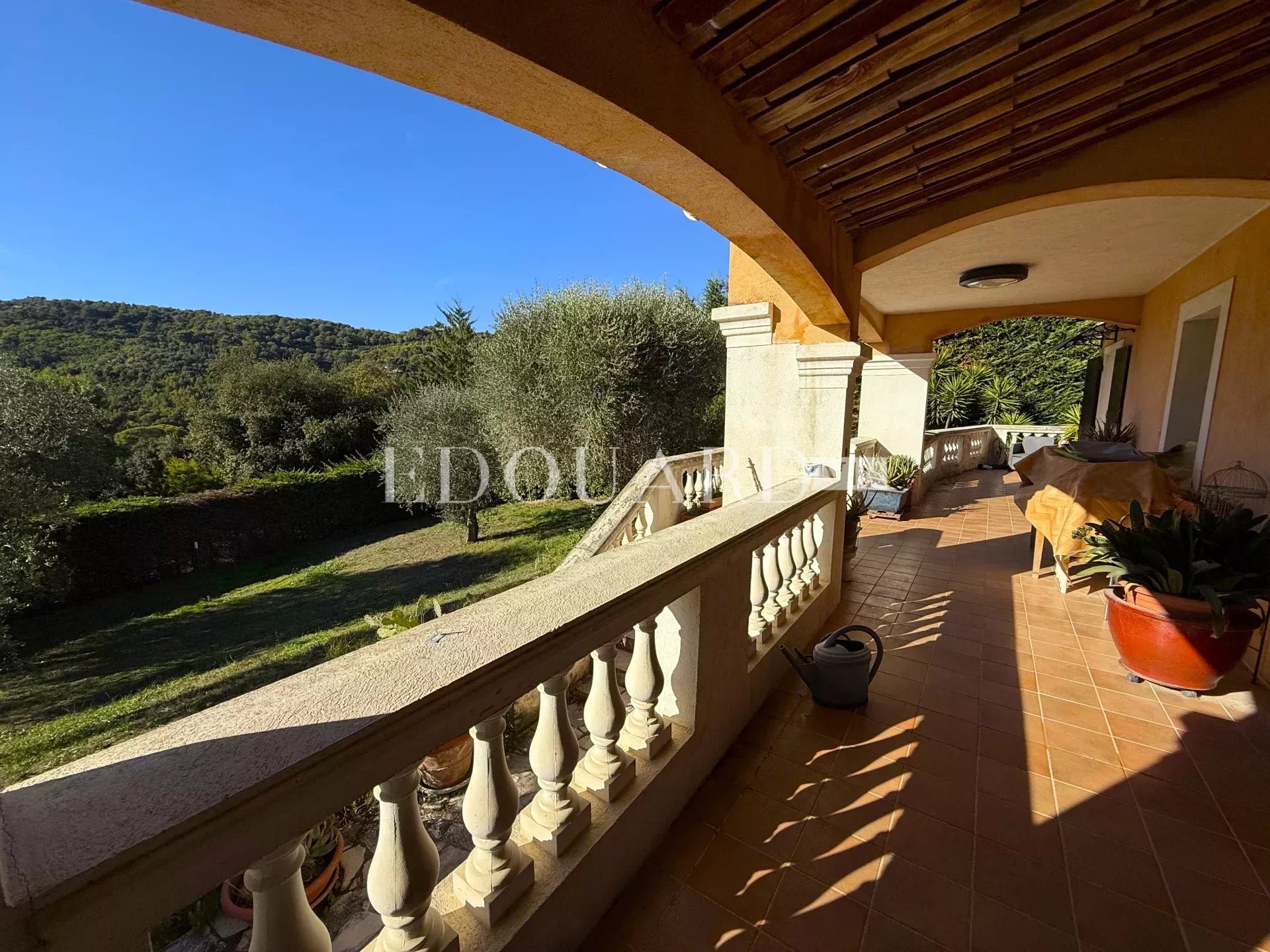 Dans un domaine privé proche de La Turbie, à vendre villa présentant un potentiel important