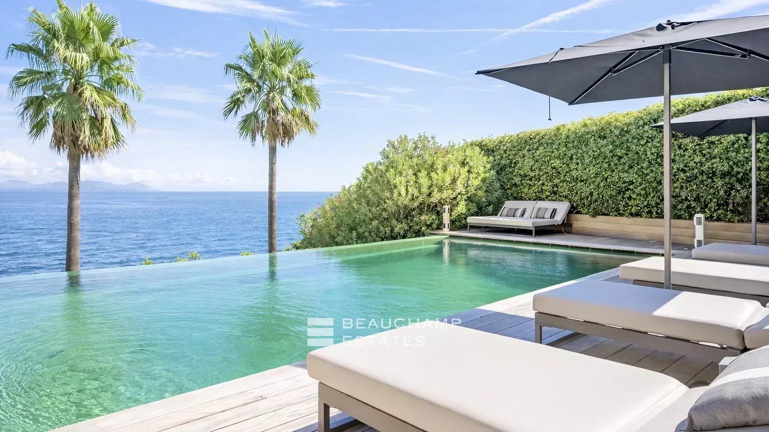 Villa pieds dans l’eau au coeur des Parcs de Saint-Tropez