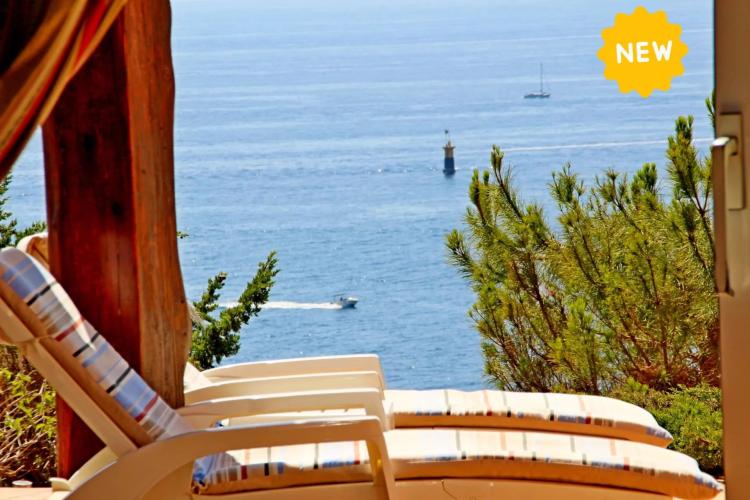 AGAY BORD DE MER ENTRE CANNES ET SAINT RAPHAEL. VILLA DE CARACTERE 10 PIECES FACE MER
