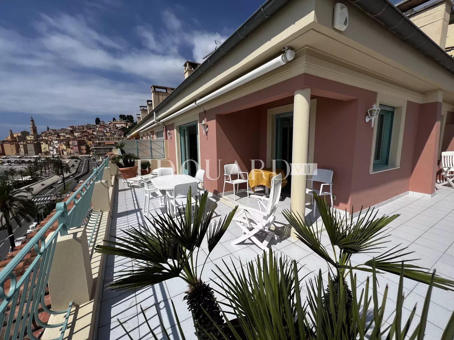 Penthouse avec spectaculaire terrasse et superbe vue mer, au dernier étage d’un splendide immeuble d’époque