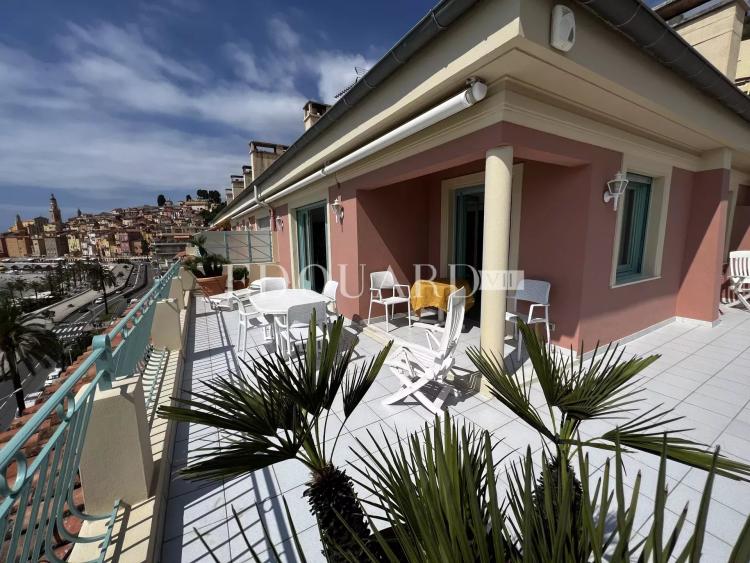 Penthouse avec spectaculaire terrasse et superbe vue mer, au dernier étage d’un splendide immeuble d’époque