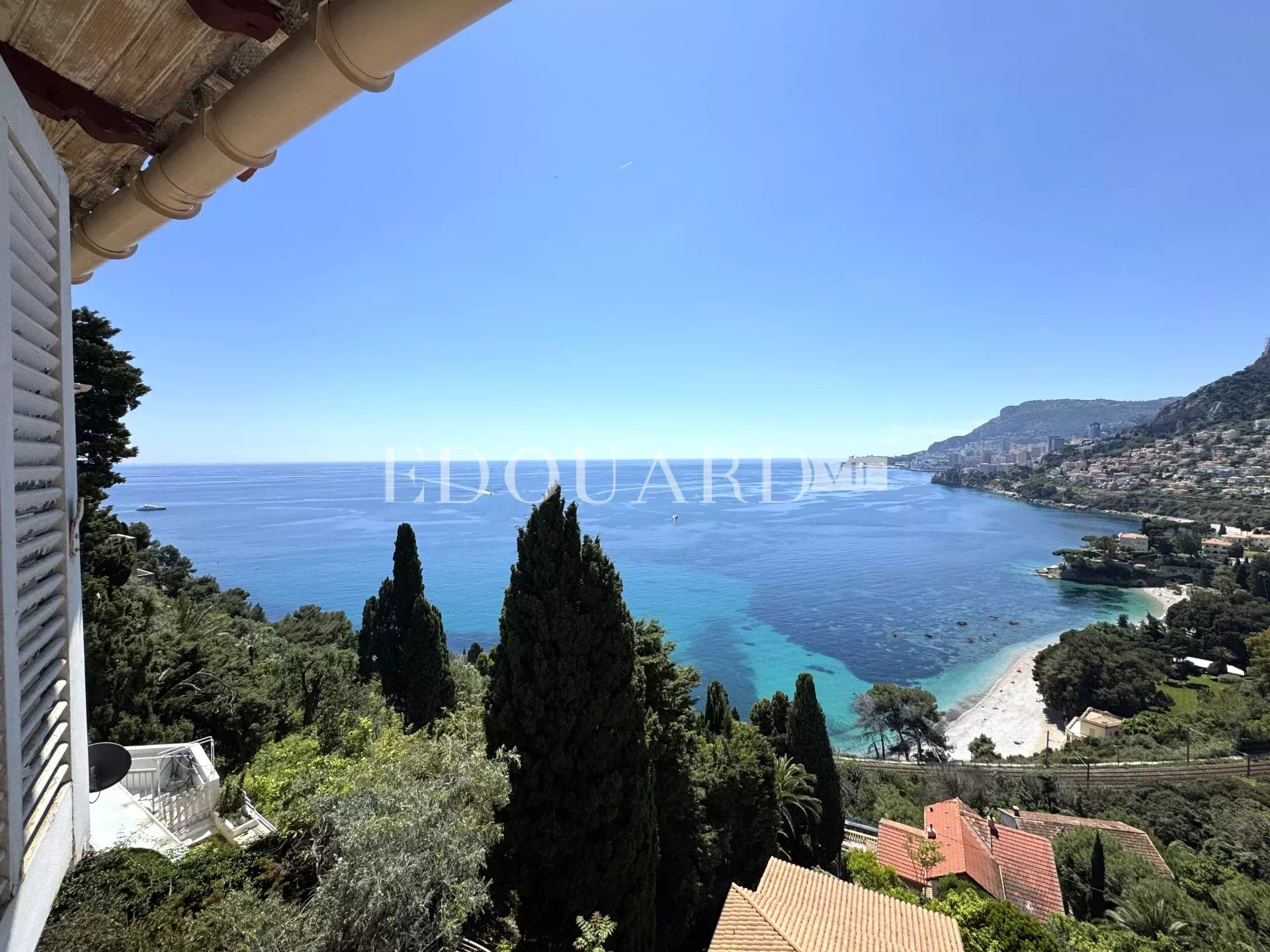 En exclusivité villa à vendre avec magnifique vue mer panoramique jusqu’à la Principauté de Monaco