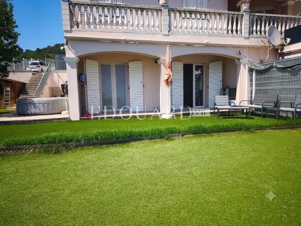 Rare sur la commune de Roquebrune Cap Martin, quatre pièces en bas de villa avec jardin, vue mer et parking