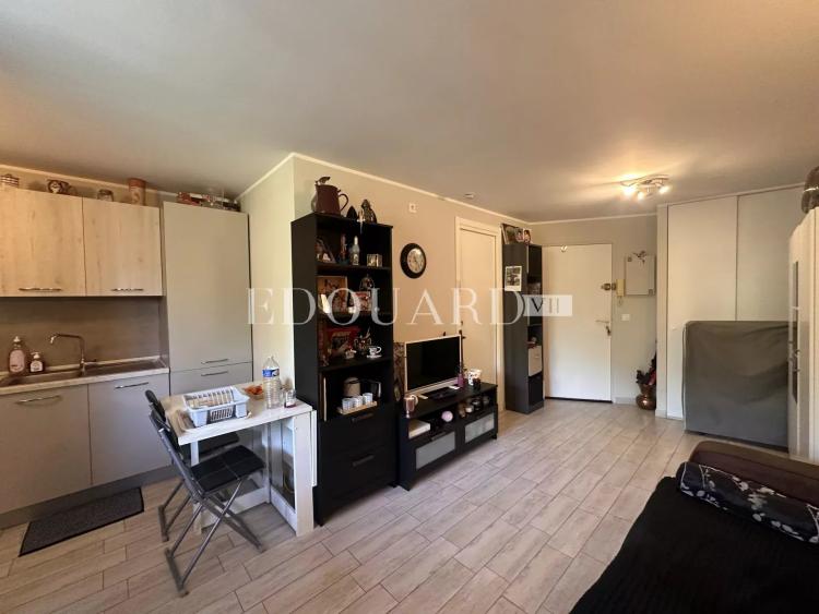 En exclusivité studio en très bon état avec belle terrasse couverte, idéal investissement locatif