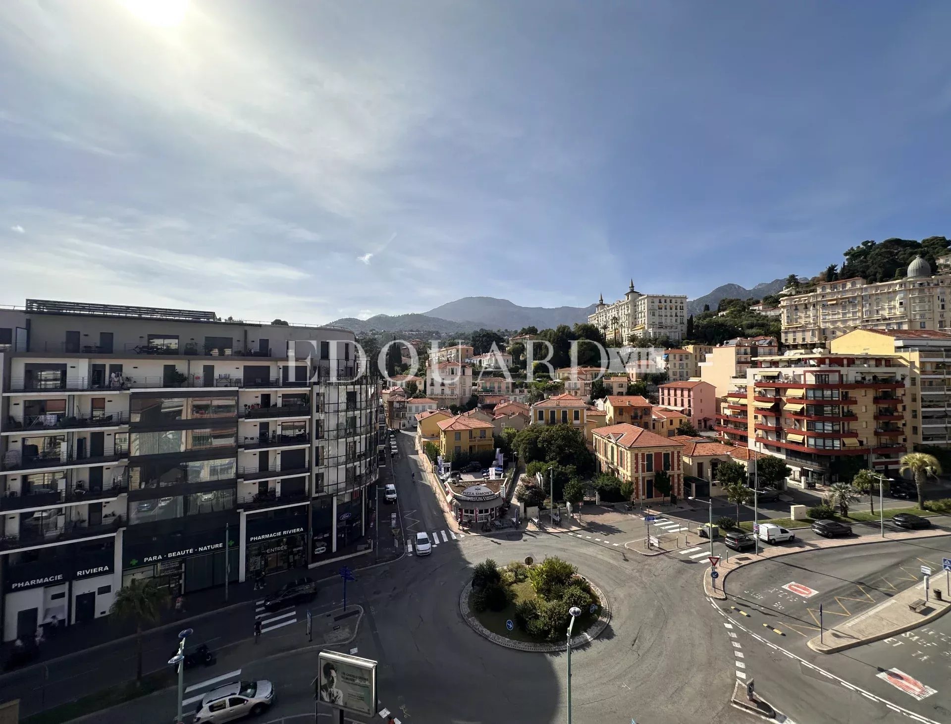 Dans le centre de Menton, en exclusivité grand studio en bon état avec terrasse et agréable vue dégagée