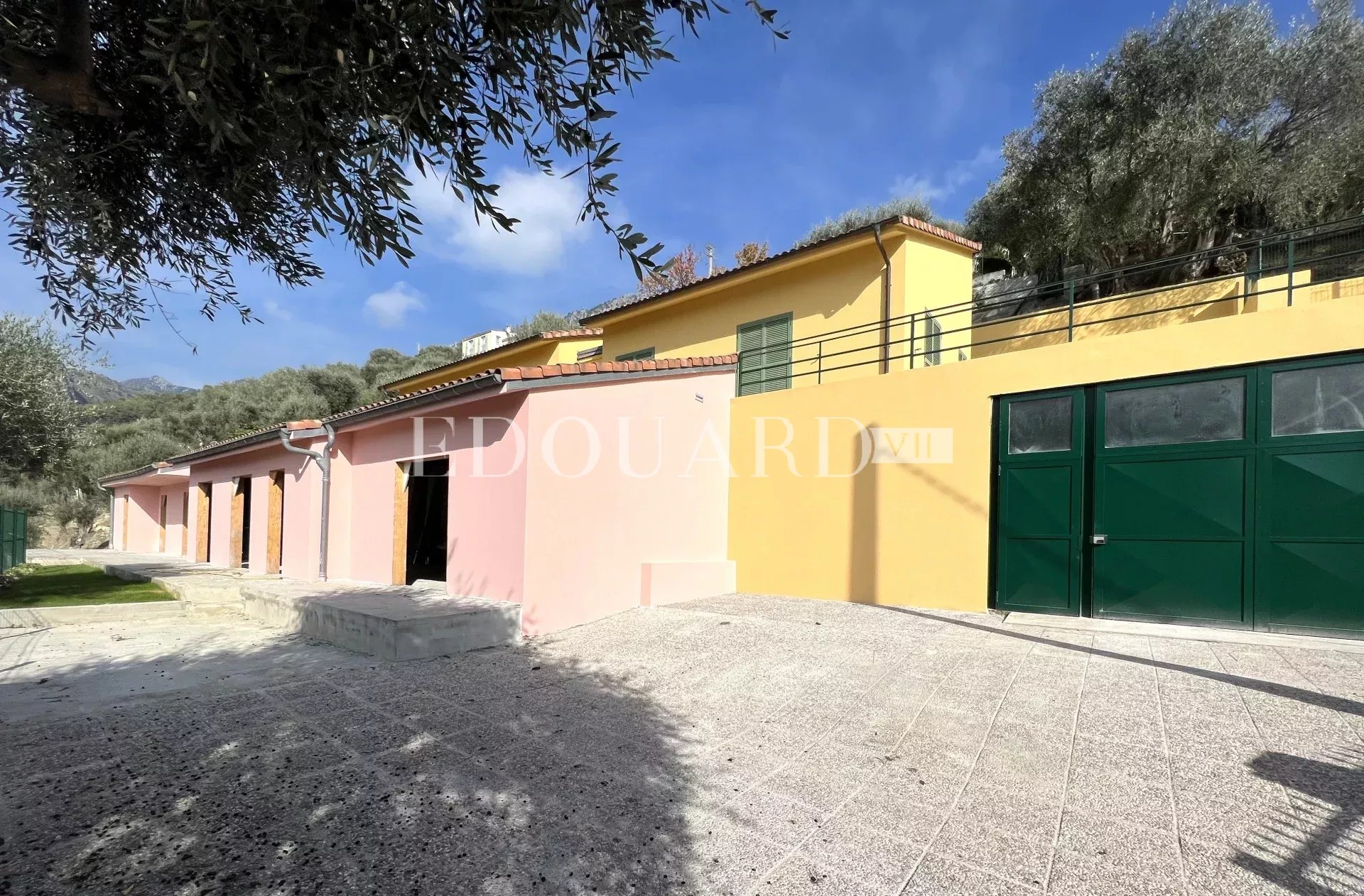 En exclusivité villa en cours de rénovation avec vaste terrain, sur la commune de Castellar