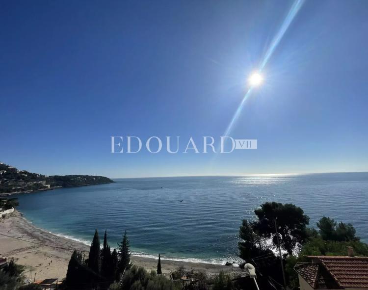 Superbe deux pièces en dernier étage avec spectaculaire terrasse, splendide vue mer et garage. Exclusivité