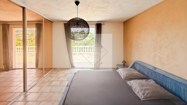 À VENDRE – VILLA DE CHARME VUE MER À ANTIBES, CALME ABSOLU