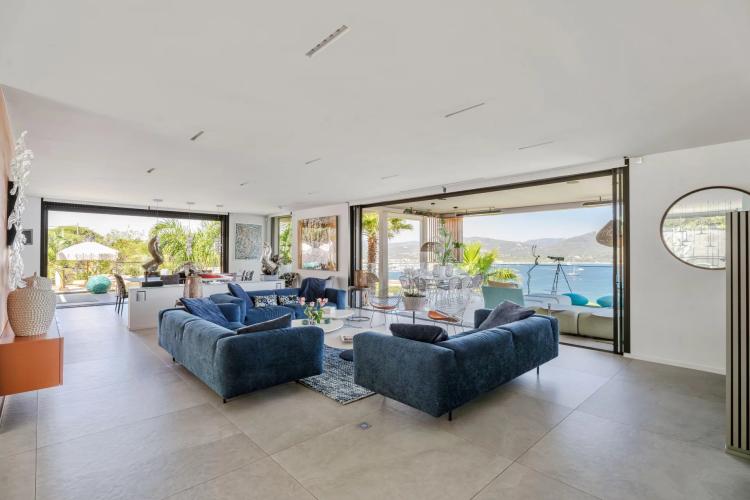 Villa contemporaine avec vue mer panoramique proche de Saint-Tropez