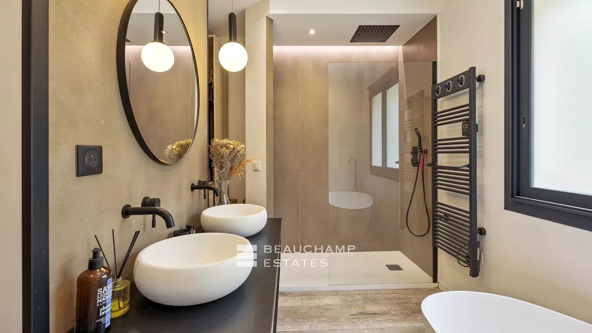 Villa familiale avec dépendance dans un domaine fermé – Tranquillité et espace