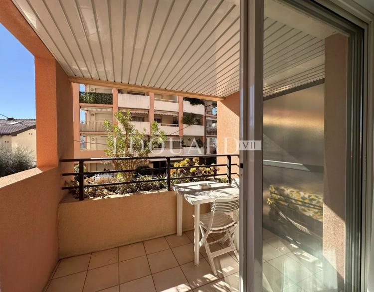 En exclusivité beau deux pièces en parfait état avec spacieux balcon, jolie échappée mer et garage