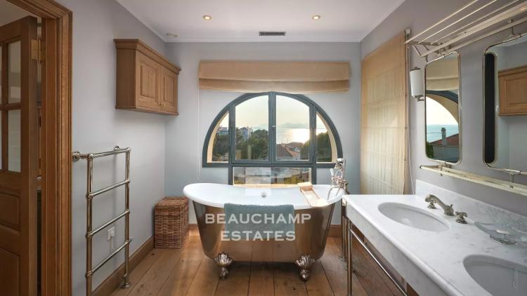 Villa avec piscine et vue mer à pied des plages et des commerces - cap d'Antibes