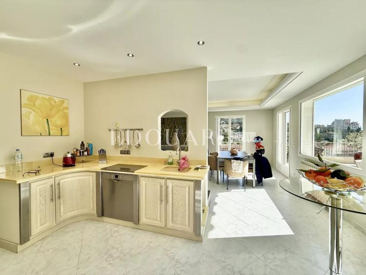 Maison d’exception à vendre avec piscine chauffée, vaste terrasse et belle vue mer panoramique