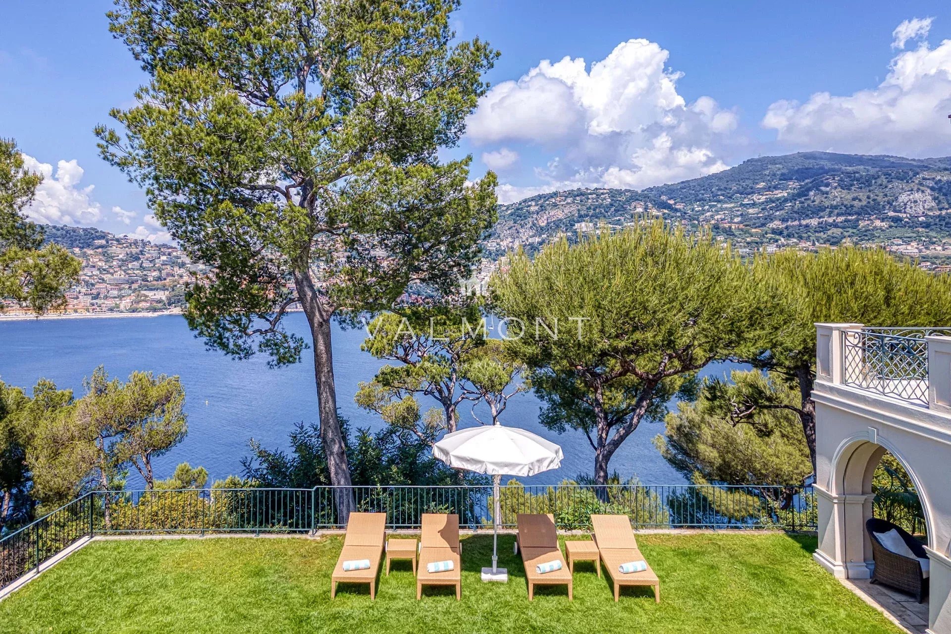 ELEGANTE VILLA AVEC UNE VUE IMPRENABLE SUR LA MER