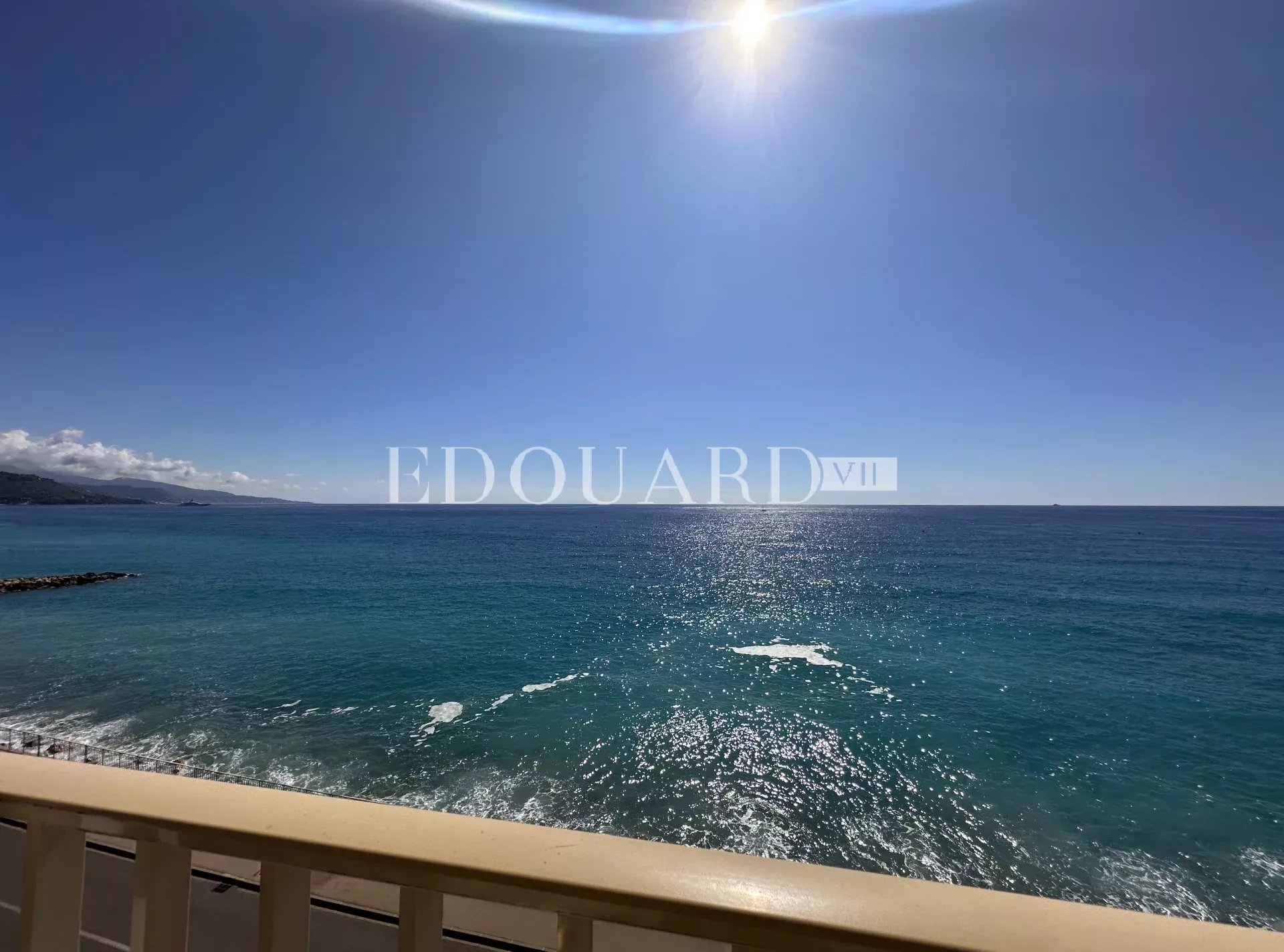 Trois pièces avec terrasse, magnifique vue mer panoramique et double garage
