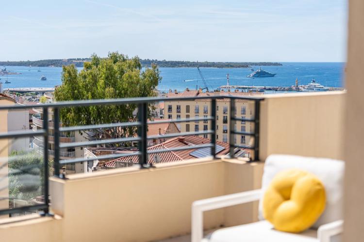 SUPERBE PENTHOUSE VUE MER PANORAMIQUE AVEC TRIPLE GARAGE CANNES CENTRE