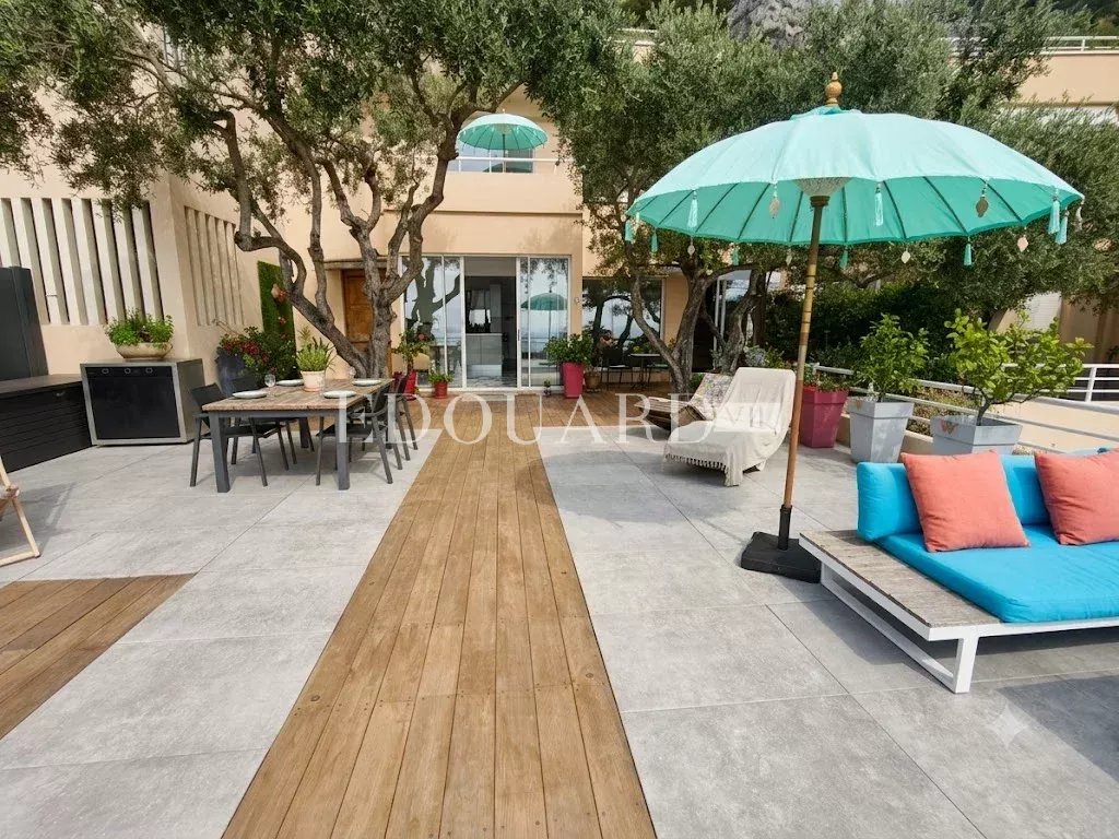 Roquebrune Cap Martin, trois pièces avec spectaculaire terrasse, petite piscine privée et superbe vue mer