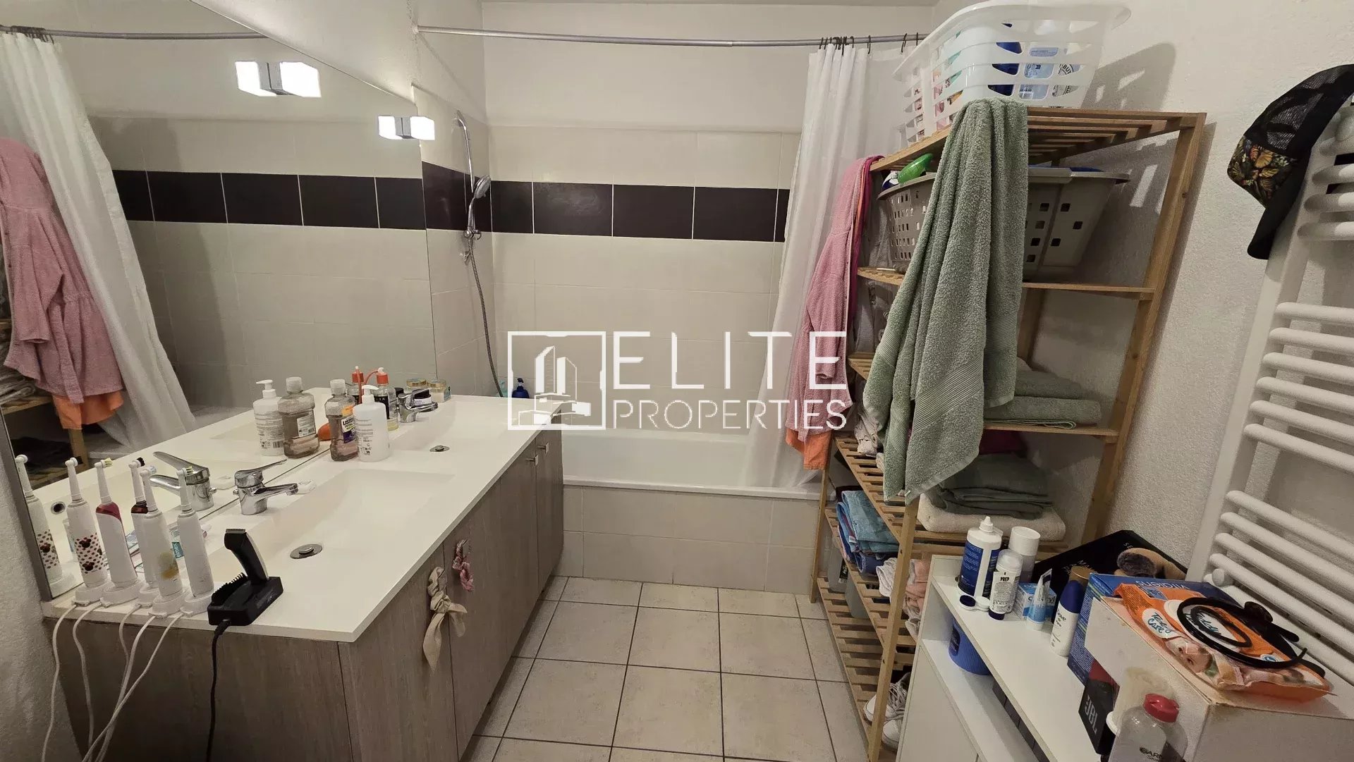 APPARTEMENT 3 PIÈCES  60 m² + 3 PARKINGS – ANTIBES