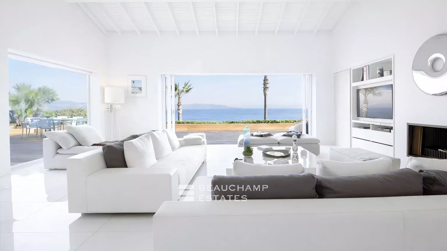 Villa pieds dans l’eau au coeur des Parcs de Saint-Tropez