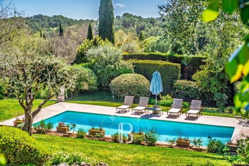 À quelques pas de Valbonne-  Propriété d’exception en domaine fermé, à proximité du golf, 2 maisons d’invités, piscine, calme absolu