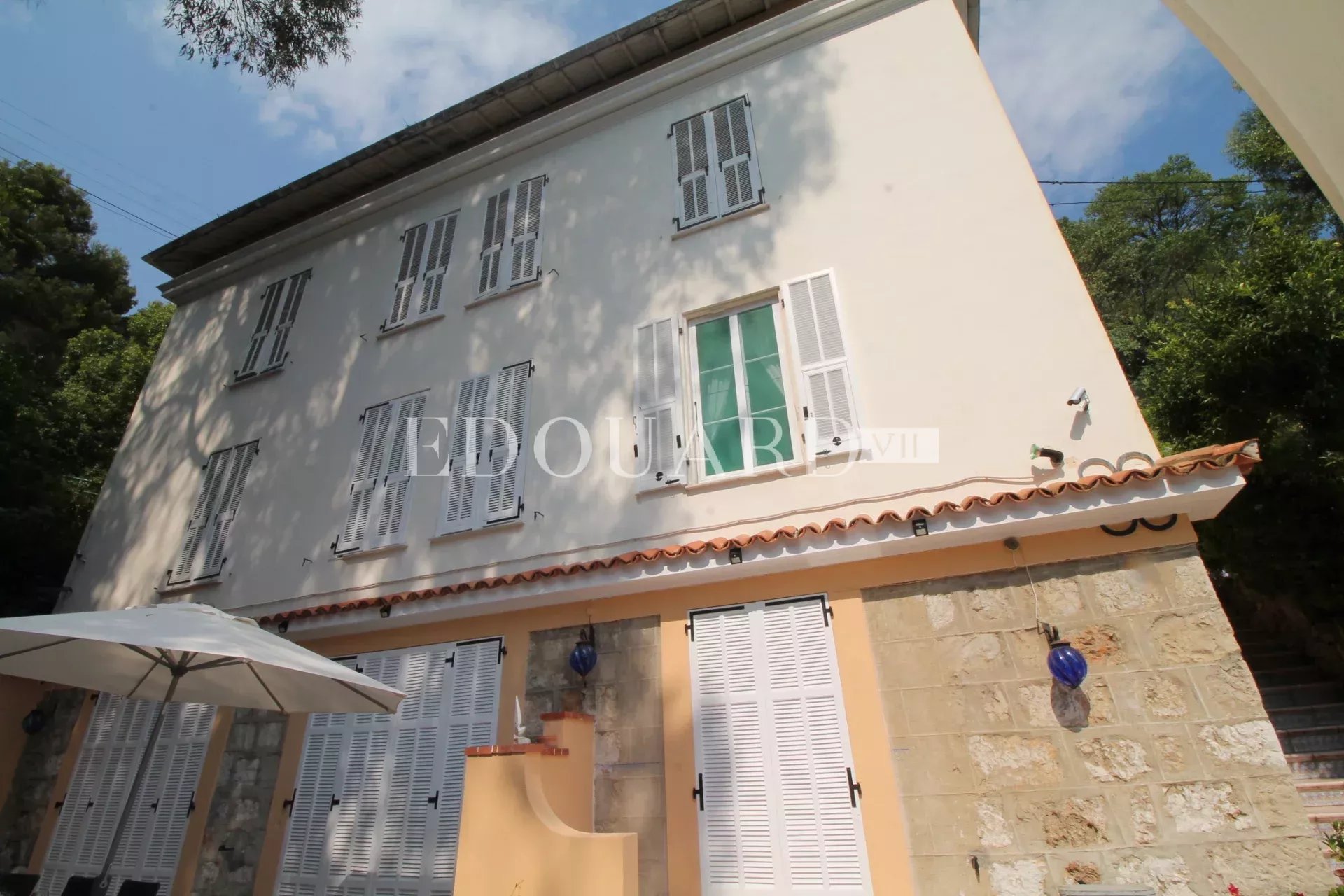 En exclusivité villa en très bon état avec double garage, grande terrasse, agréable jardin et belle vue mer