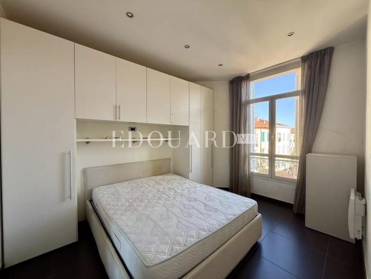 En exclusivité charmant deux pièces à vendre, dans joli immeuble ancien en plein centre de Menton