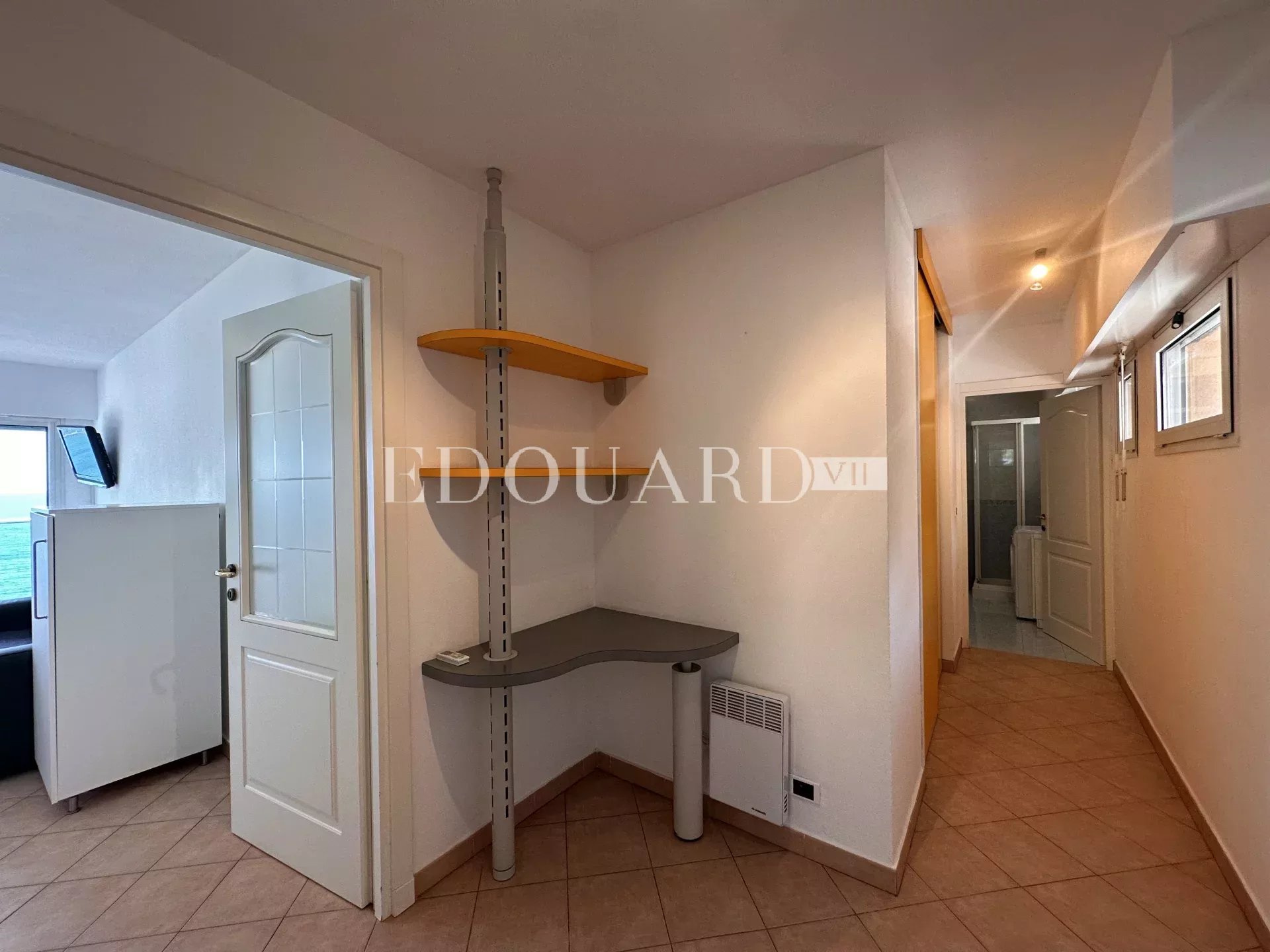 En exclusivité deux pièces avec terrasse, magnifique vue mer, spectaculaire solarium, spacieux parking