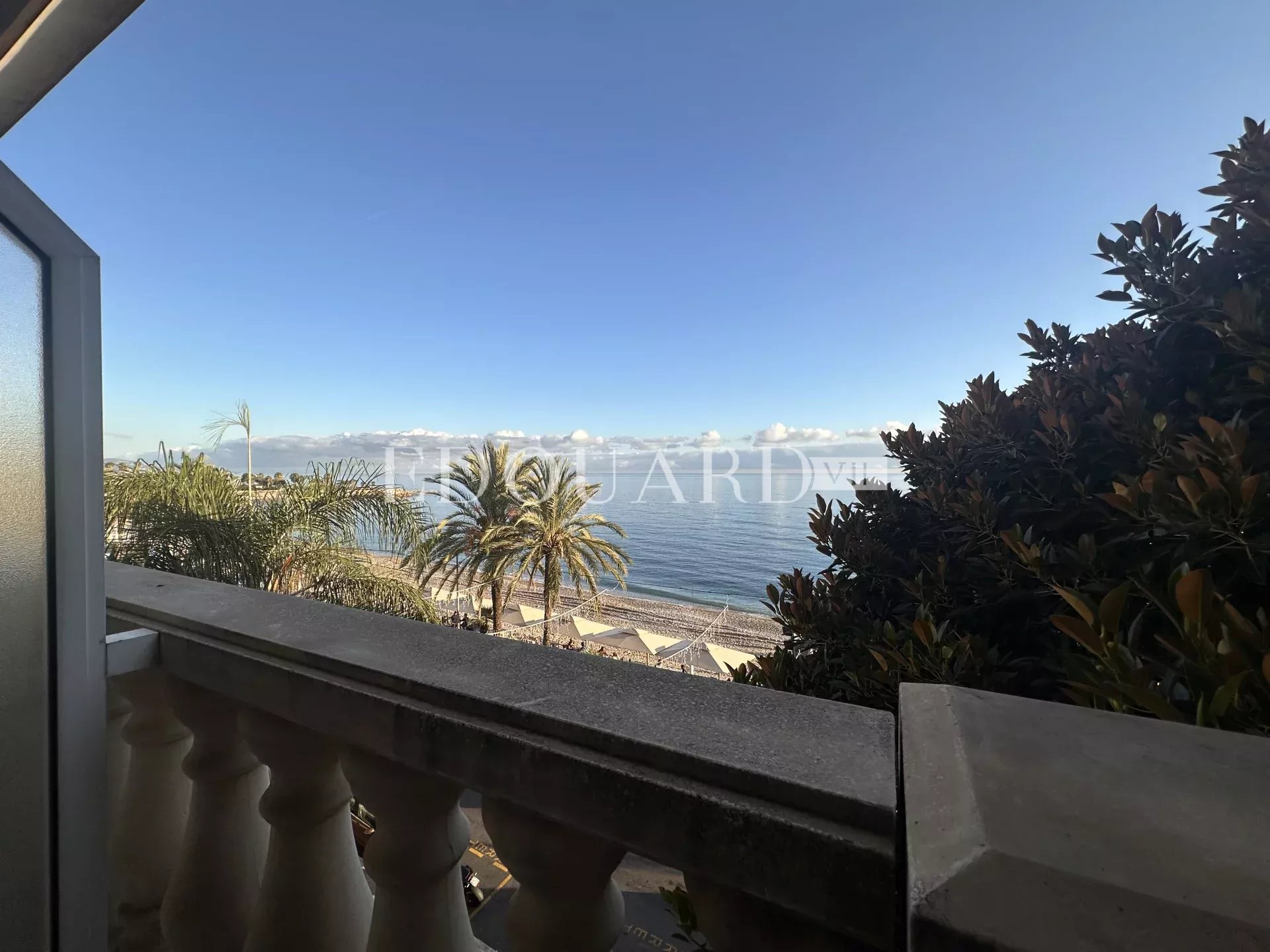 Dans résidence de luxe, deux pièces avec terrasse, balcon, belle vue mer,  cave et parking en sous-sol