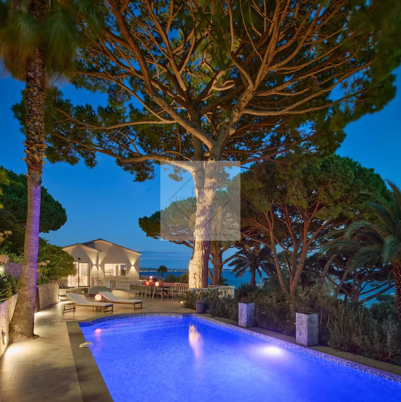 Villa de luxe à Cannes : Écrin d'élégance avec vue mer panoramique dans un domaine privé