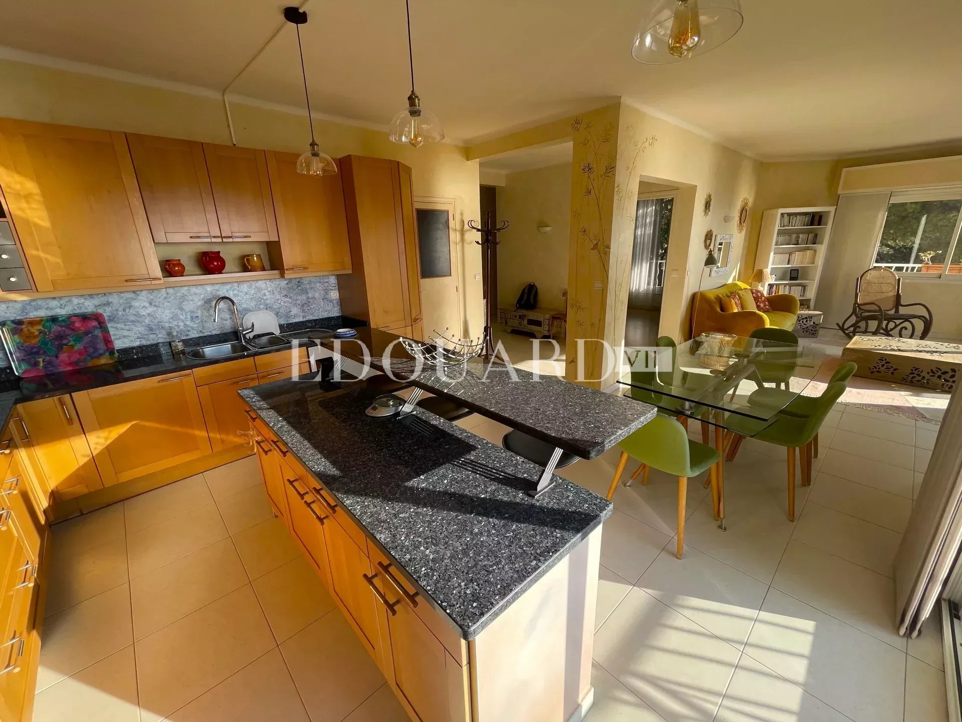 En exclusivité superbe trois pièces de 81 m² avec magnifique vue mer panoramique et parking