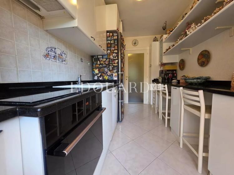 Sur la commune de Menton, en exclusivité trois pièces à vendre avec grande terrasse et garage