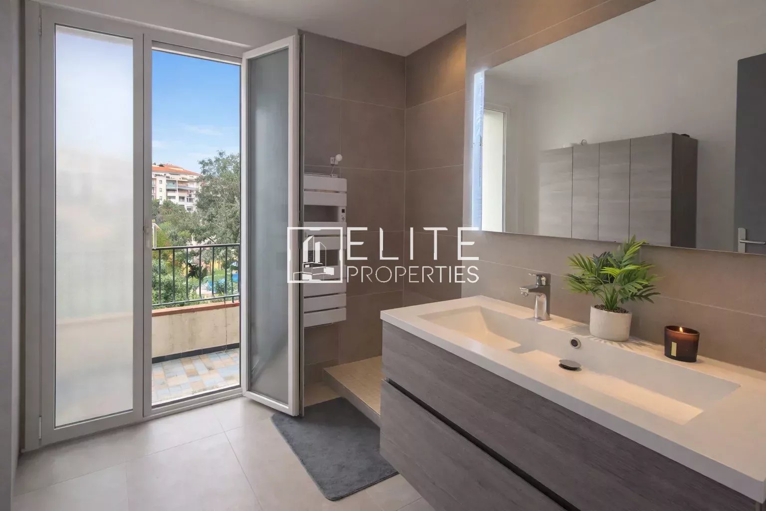 EXEPTIONNEL APPARTEMENT T5 en DUPLEX 109m² + TOIT TERRASSE de 75m² à VALLAURIS avec Garage.