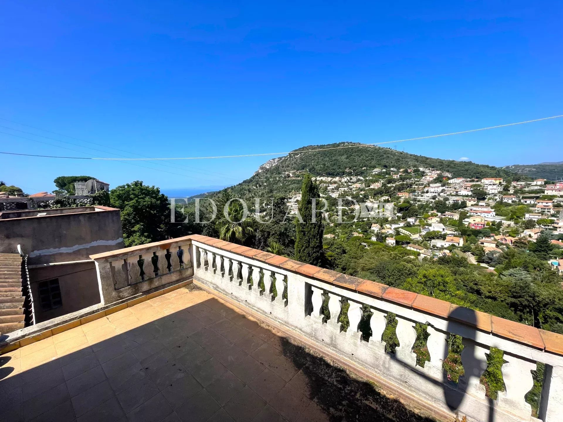 Proche du centre de La Turbie, à vendre maison de village de 180 m² à rénover, divisée en quatre appartements