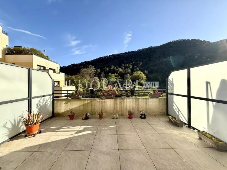 Sur la commune de Gorbio, deux pièces avec grande terrasse  dans immeuble moderne avec piscine
