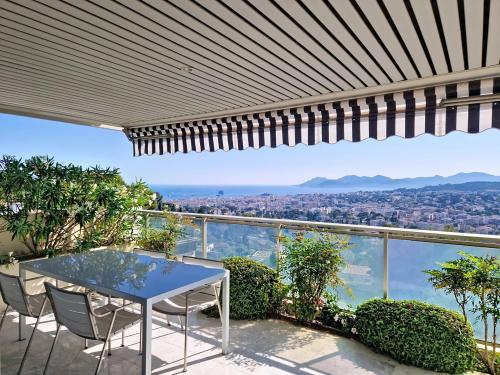 LE CANNET COLLINES - GRAND APPARTEMENT T4 TRAVERSANT - PLEINE VUE MER