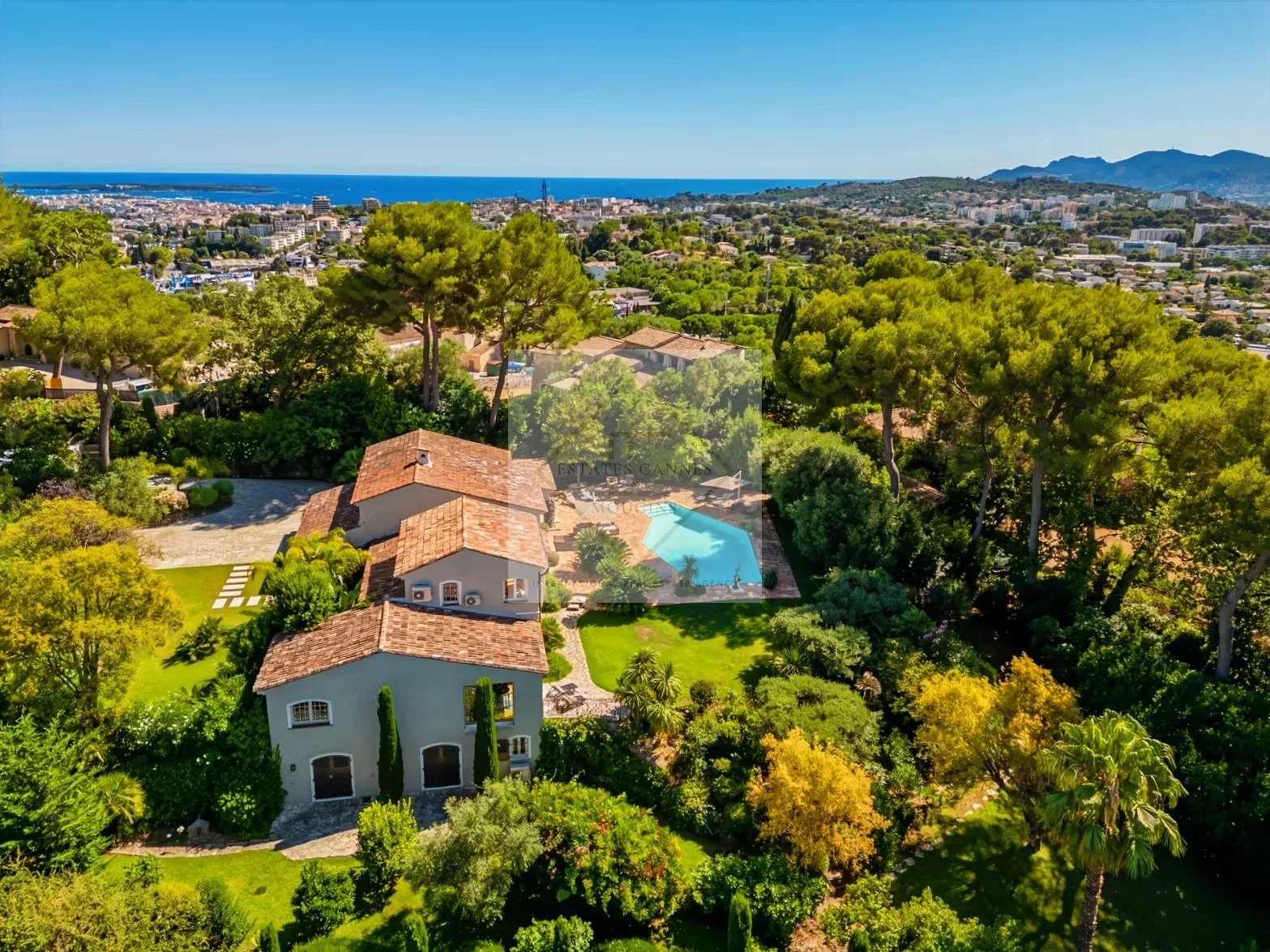 Superbe villa neuve de style provençal – Vue panoramique & intimité absolue