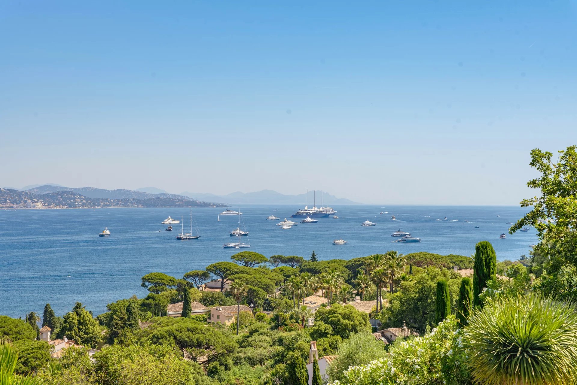 Villa contemporaine avec vue mer panoramique proche de Saint-Tropez
